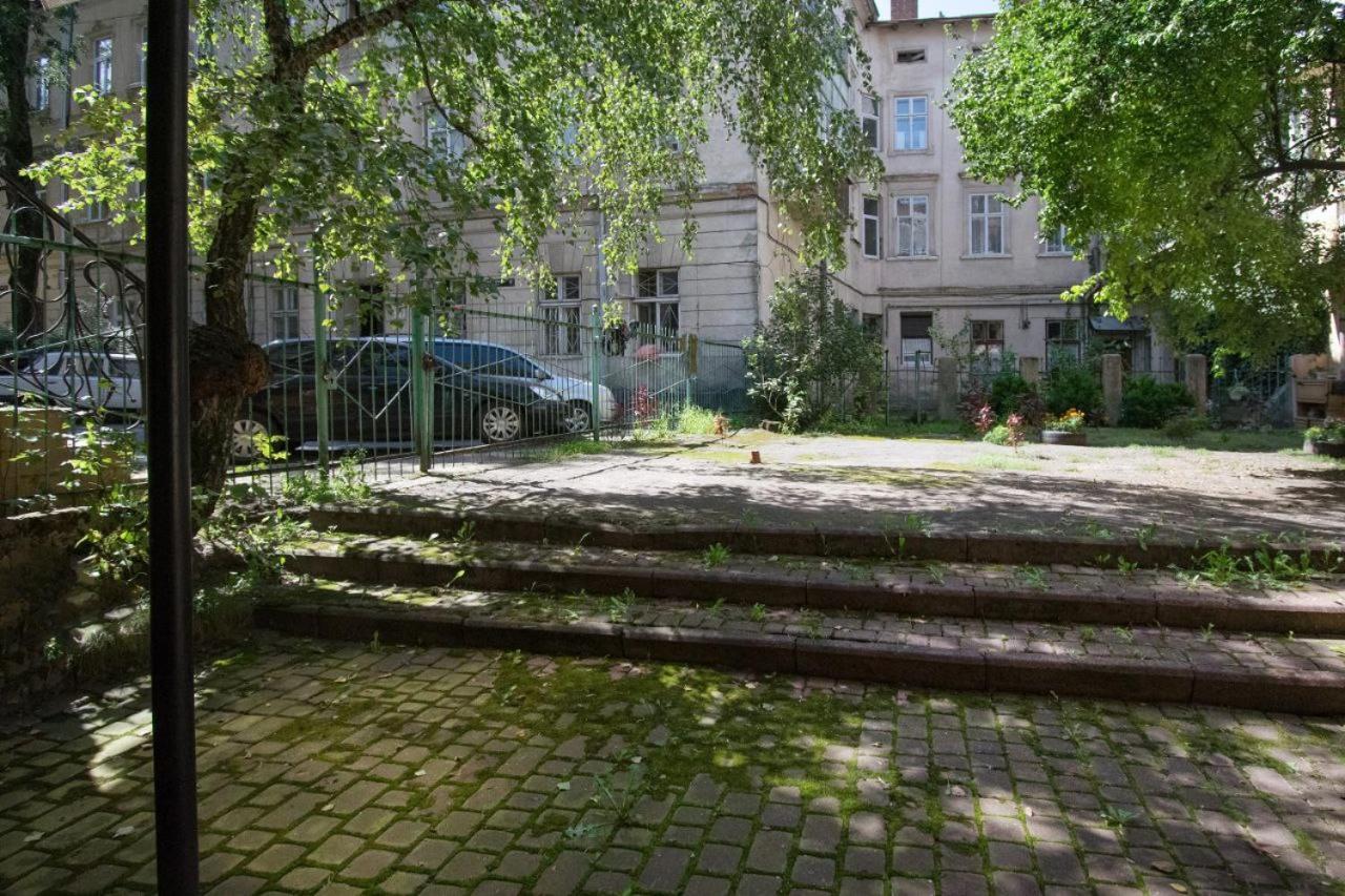 Двокімнатна Квартира У Центрі Міста Львів З Двориком Bagian luar foto